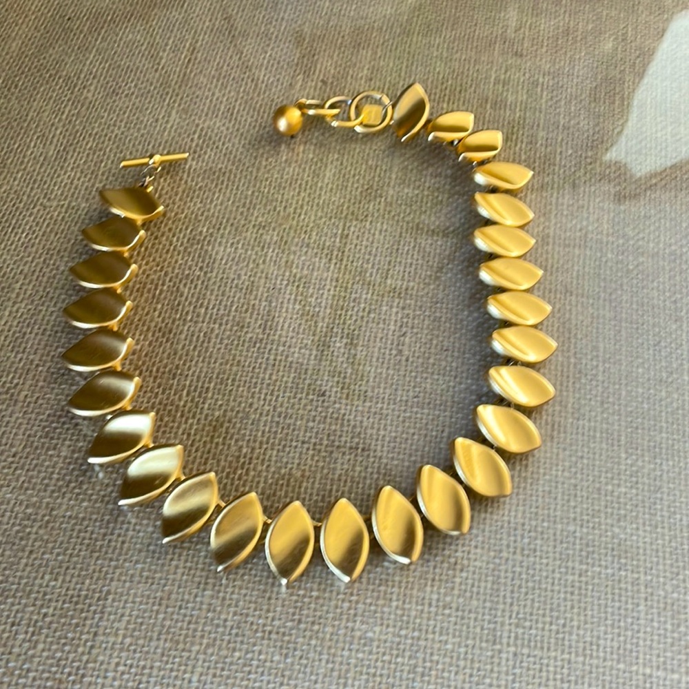 Beautiful gold tone necklace and earrings